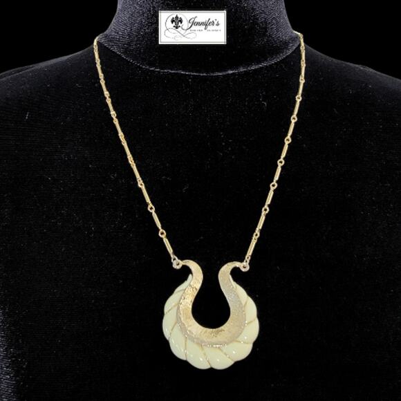 3/$30 arah Coventry Vintage Gold Tone "Wire Wrap" Horseshoe Pendant Necklace - Picture 1 of 7